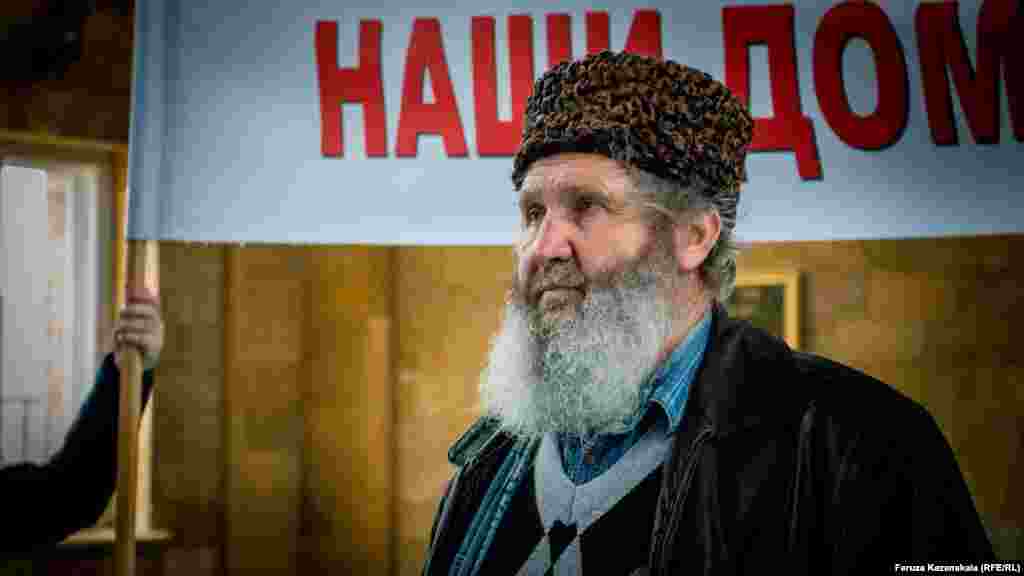 Один из активистов «поляны протеста» Фазил Ибраимов объявил голодовку. К нему присоединились и другие. Большинство активистов собираются голодовать по трое суток, по очереди