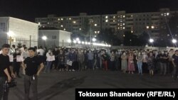 Өмүрбек Бабановдун тарапташтары Бишкектеги Биринчи май райондук сотунун алдында. 