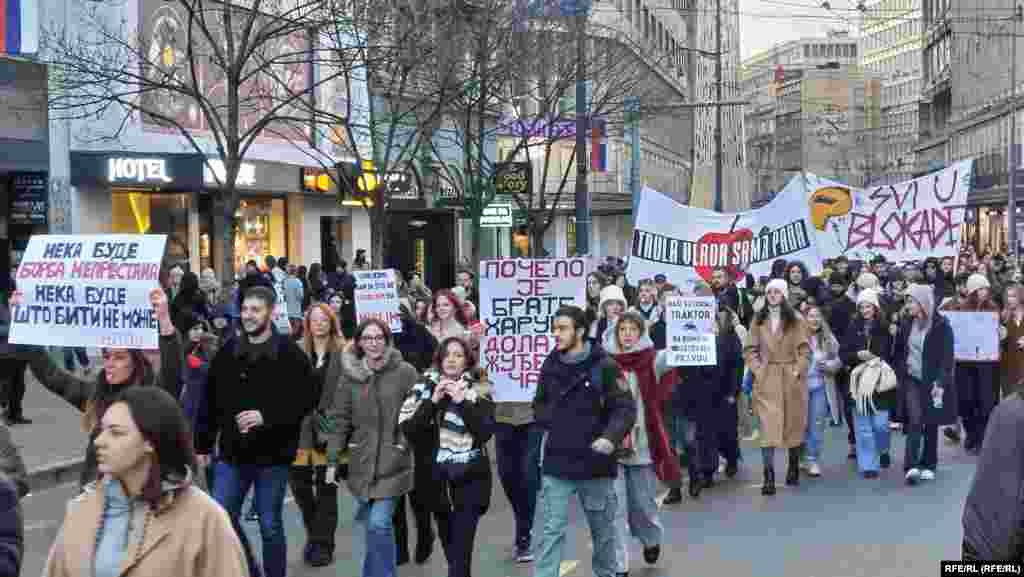 Jedan broj studenata ka beogradskom Trgu Slavija krenuo je peške od Studentskog trga, u čijoj se blizini nalazi nekoliko fakulteta. 