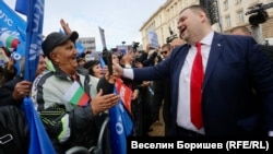 Пеевски се среща със свои поддръжници пред парламента, 11 ноември 2024 г.