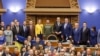Prim-ministra estoniană Kaja Kallas (în galben) a asistat la discursul rostit în Parlamentul de la Tallinn de președintele ucrainean Volodimir Zelenski, pozând apoi într-o „fotografie de familie”, 11 ianuarie 2024.