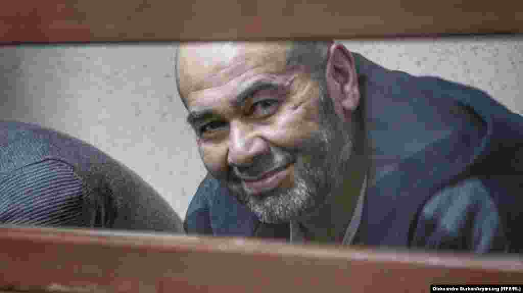 Еще один фигурант «дела второй симферопольской группы» Яшар Муединов в Киевском районном суде города Симферополя. Его арестовали в его доме, что в поселке Айкаван. Без него в семье остались восемь детей