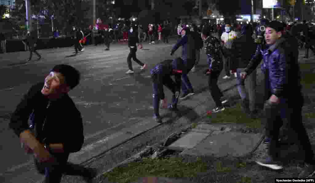 Prosvjednici bacaju kamenje na policiju.