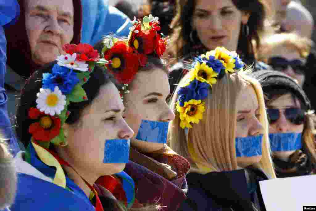 Учасниці акції, представниці руху &laquo;Жінки Криму за МИР&raquo;, провели в Сімферополі мовчазну акцію на підтримку свободи слова. Дівчата заклеїли собі роти синьою стрічкою, а в руках тримали чисті плакати без єдиної літери. 13 березня 2014 року