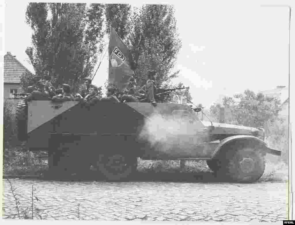 1961-жылы, 13-августта Батыш жана Чыгыш Берлин экиге ажыраган. Чыгыш Германиянын аскери маанилүү аймакта жайгаштырылды. - Бул сүрөттөр Стэнфорд университетинин алдындагы Гувер институтунун архивдеринен алынды.