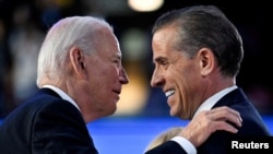 Američki predsjednik Joe Biden (lijevo) pozdravlja svog sina Huntera na Demokratskoj nacionalnoj konvenciji u Chicagu, Illinois, august 2024.