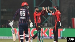 د لاهور قلندرز لوبغاړي د مخالفې لوبډلې د توپوهونکي پر سوځېدو خوشالي کوي ـ انځور له ارشيفه