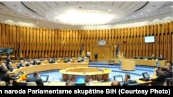 Delegati iz reda srpskog naroda traže u predloženom zaključku od Savjeta ministara BiH da predloži način "određivanja i iskazivanja odnosa prema počinjenim ratnim zločinima i njihovom tretiranju u javnosti". (Foto: Dom naroda BiH, arhivska fotografija)