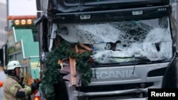 Грузовик, протаранивший толпу у мемориальной церкви кайзера Вильгельма. Берлин, 20 декабря 2016 года.