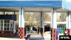 Tajikistan - Increase of oil prices, petrol station in Dushanbe, 19Nov2007