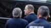 Harvey Weinstein (u sredini)