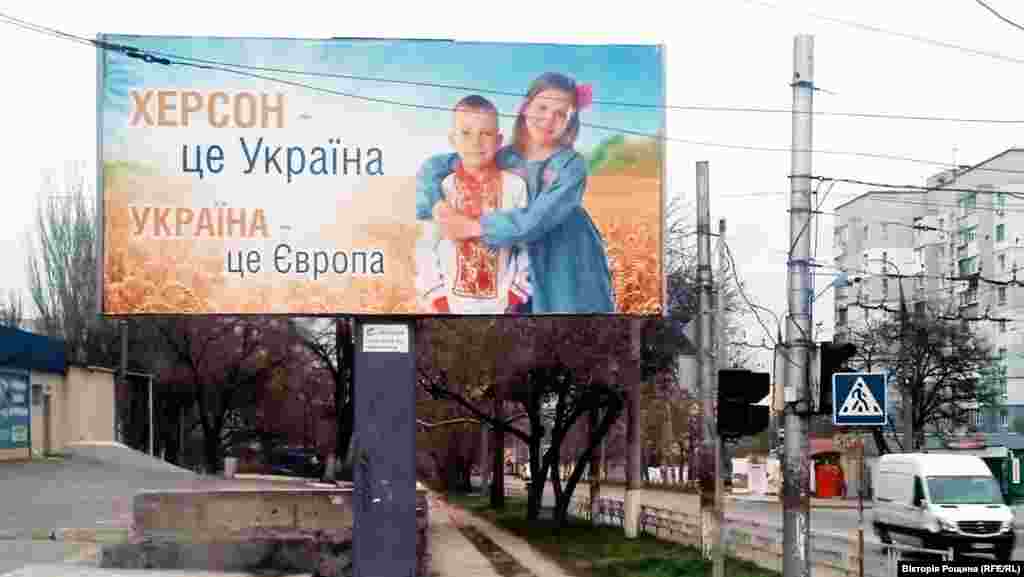 Plakat u Hersonu sa porukom: "Herson je Ukrajina. Ukrajina je Evropa". "Okupatori su duboko razočarani jer za njih nema podrške", kaže poljoprivrednik. "Ovdje nisu poželjni. Hersonska oblast je duboko proukrajinska teritorija. Imali su sreće sa Krimom, jer je tamo zaista mnogo proruskog stanovništva. Ovdje to nije slučaj."