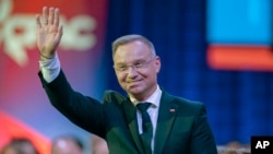 Президент Польщі Анджей Дуда махає президенту Дональду Трампу на Конференції консервативних політичних дій (CPAC) в Оксон-Гіл, США, 22 лютого 2025 року