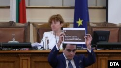 Финансовият министър Асен Василев показва на депутатите предложението за актуализация на бюджета, внесено от него през юли. Той отговори на критиките на ГЕРБ, според които текстовете са внесени в последния момент като част от предизборна кампания.