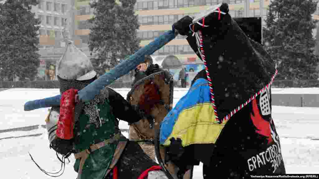 Лицарський герць (двобій) на спорт-мечах. Учасники бою – представники місцевого клубу «Братство сталі»