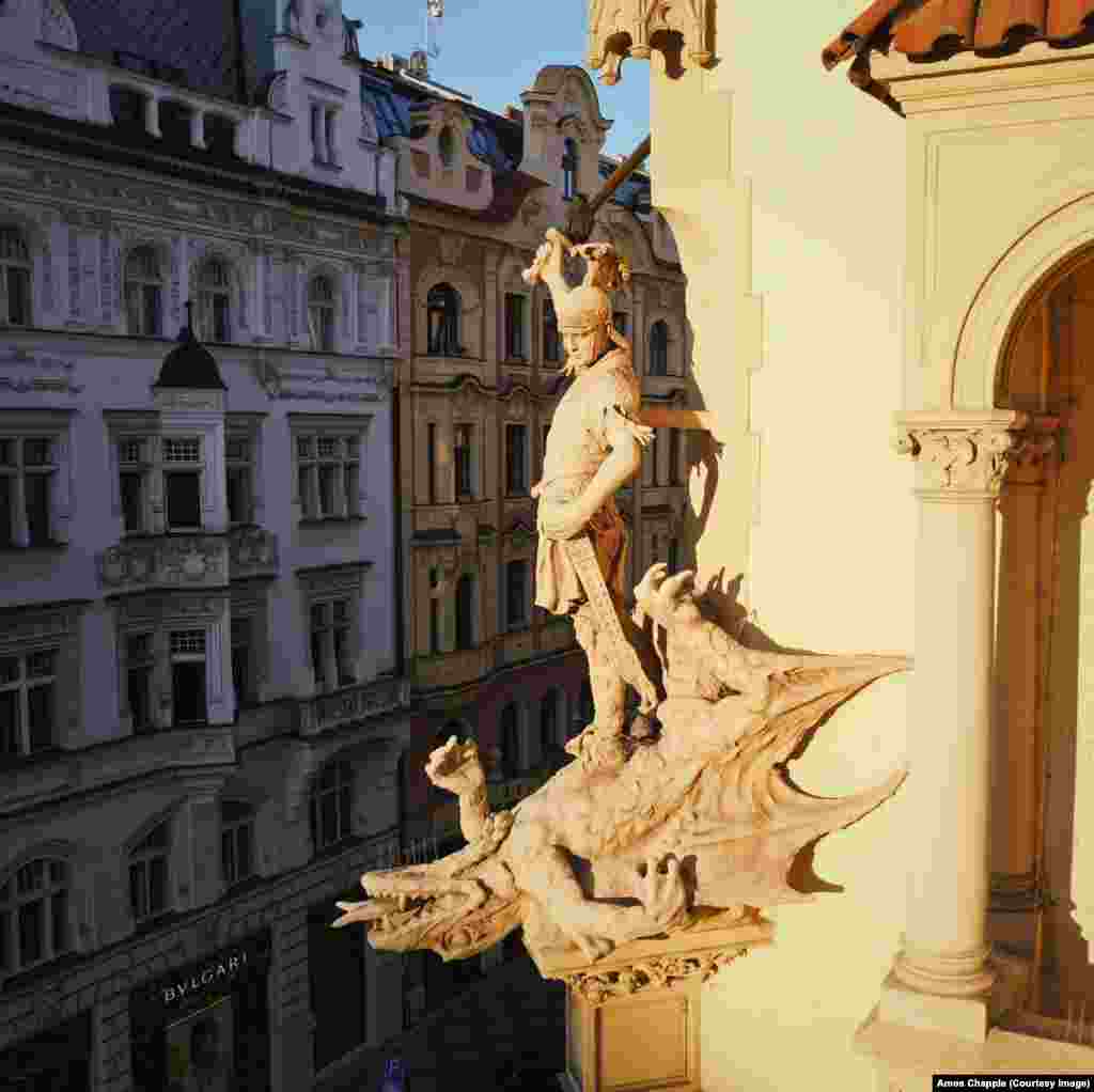 Sveti Đorđe ubija aždaju na uglu zgrade u Pariskoj ulici, u blizini Starog gradskog trga. 