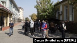 Маркум Мухамед Каныбек уулунун жакындары Ош облустук прокуратурасынын имаратынын алдында.