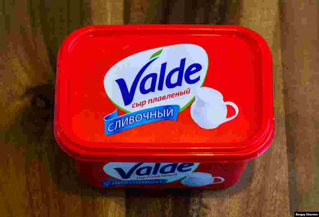 Valde, плавленый сыр, упаковка которого оформлена так, чтобы явственно напоминать покупателю популярную финскую марку этого продукта – Valio. Фирма Valio сохранила свои производства в Петербурге и Подмосковье, но поскольку ввоз многих ингредиентов для выпуска ее продукции сейчас запрещен, найти товары марки Valio на российском рынке сейчас сложно. Так что пока можно довольствоваться Valde.