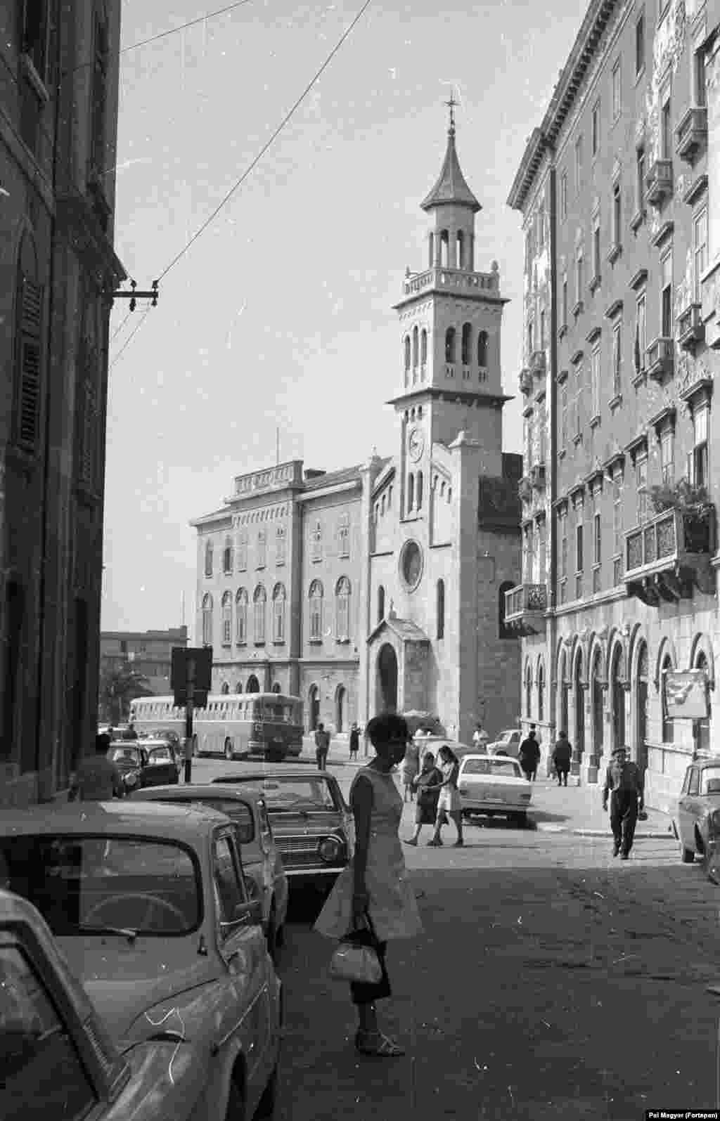 Гледка на улица в Сплит, социалистическа Хърватия, през 1965 г.