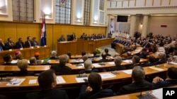Уряду потрібен був 101 голос – дві третини 151-місного парламенту – щоб прийняти пропозицію, яка була відхилена з невеликою кількістю голосів.