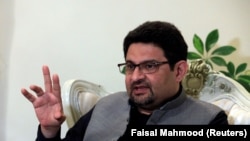 د پاکستان د خزانې وزير د مې پر څلورمه نېټه په کراچۍ کې خبرې کنفرنس وکړ. انځور له ارشېفه