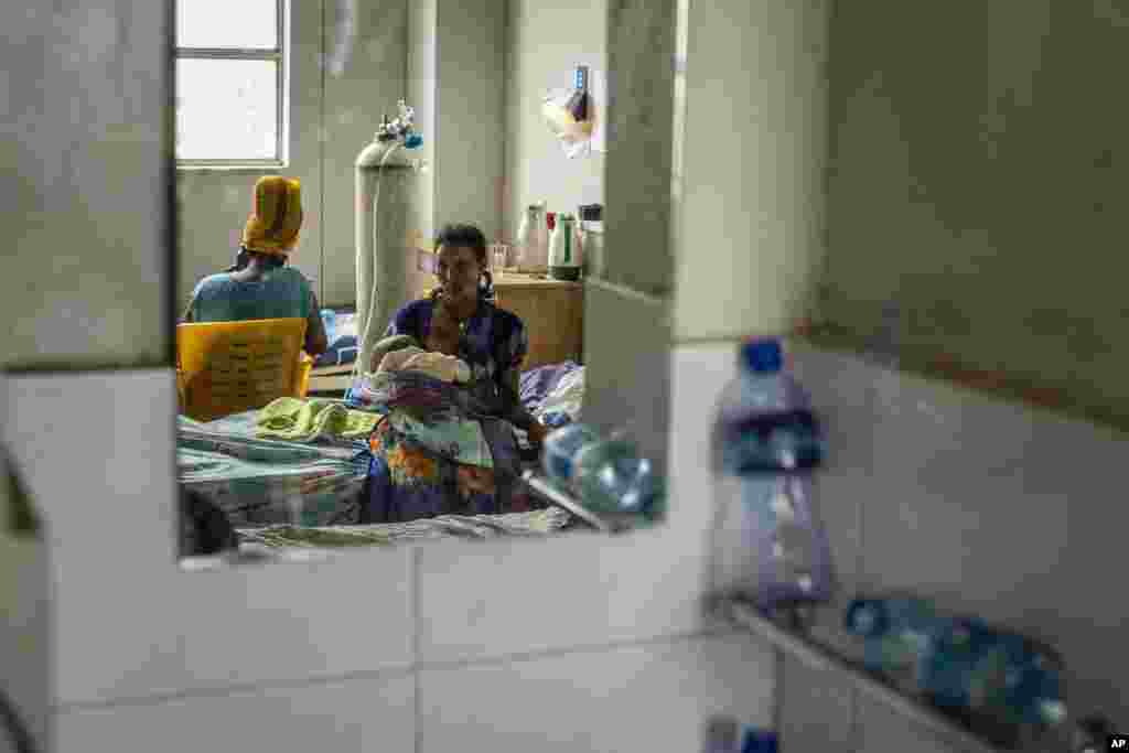 Tekien Tadese are 25 de ani, ea își ține în brațe copilul malnutrit, care are doar 6,7 kilograme la vârsta de un an și 10 luni. Ei sunt internați la spitalul din Mekele, în regiunea Tigray. (10 mai 2021)