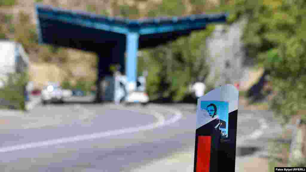 Nalepnica sa fotografijom predsednika Srbije Aleksandra Vučića može se videti u blizini graničnog prelaza Kosovo-Srbija na Jarinju. (26. septembar)
