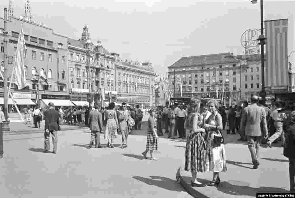 Летен ден в Загреб през 1955 г. След смъртта на Сталин Югославия успява да балансира между Запада и Съветския съюз, които се борят за влияние над страната.