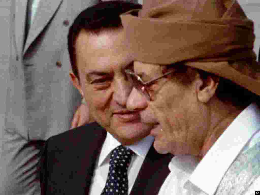 Июнь 1996-го. Каир. Каддафи, приехавший на саммит Лиги арабских государств, беседует с египетским президентом Хосни Мубараком. Оба лидера были свергнуты в ходе "арабских революций" 2011 года. В Каире сейчас проходит судебный процесс над Мубарако