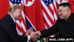 Президент США Дональд Трамп і лідер Північної Кореї Кім Чен Ин під час зустрічі в Ханої, лютий 2019 року
