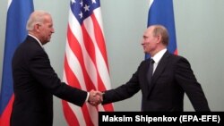 Жо Байден АКШнын вице-премьер-министри болуп турганда Орусиянын президенти Владимир Путин менен жолугушуусу. 2011-жыл, март.