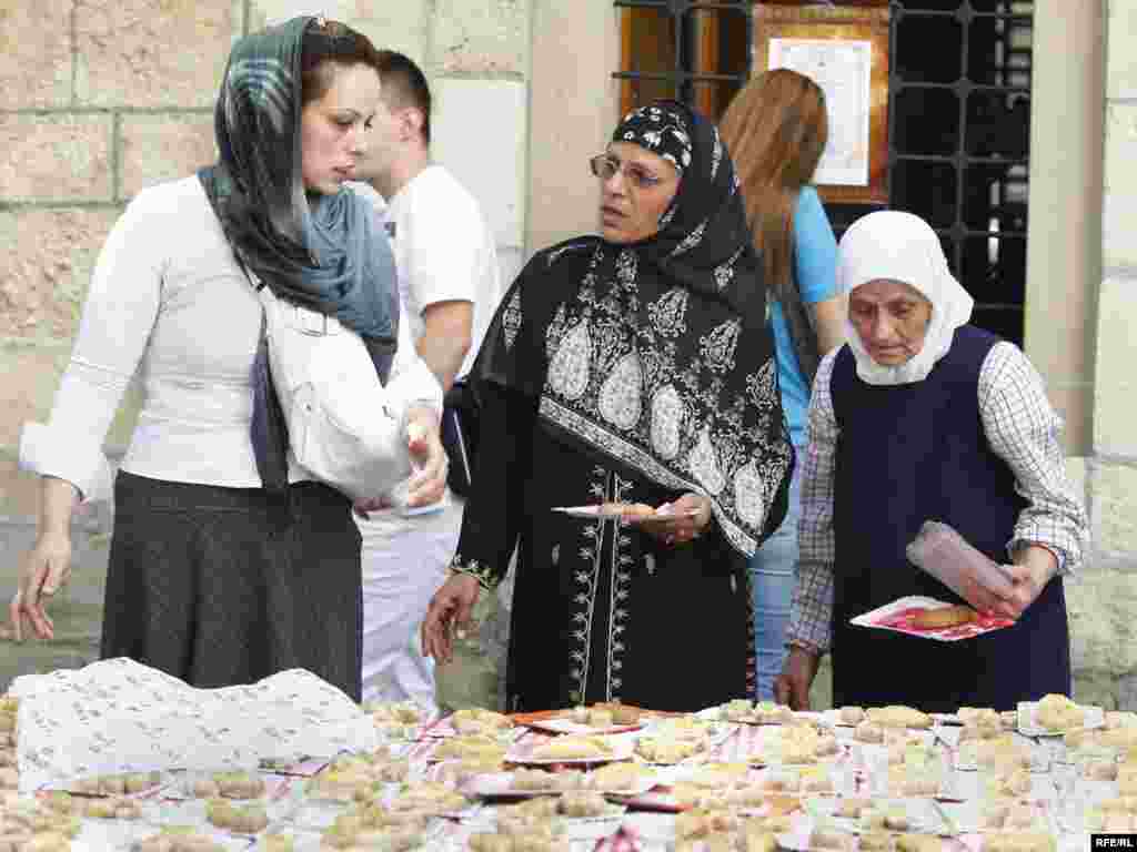 Srbija - Obilježen Bajram - Ispred Bajrakli džamije u Beogradu obilježen je ramazanski Bajram. Foto: Jelena Obradović