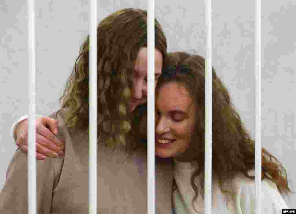 Журналистки Катерина Андреева (справа) и Дарья Чульцова в клетке подсудимых перед началом судебного процесса в Минске. Журналисты финансируемого Польшей телеканала «Белсат» были задержаны в ноябре, когда освещали антиправительственные акции протеста. Им грозит до трех лет лишения свободы по обвинению в организации и подготовке акций, грубо нарушающих общественный порядок