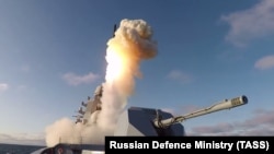Пуск крылатой ракеты «Калибр» с фрегата «Адмирал Горшков» во время российских военных учений «Гром-2019«»