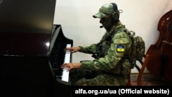 Украин жоокери Донбасста музыка өнөрүн көрсөтүүдө. Украина. 