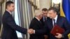 Оппозициянын лидерлеринин бири Виталий Кличко менен президент Виктор Янукович келишимге кол койгондон кийин, 21-февраль, 2014.