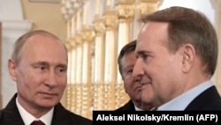 Президент Росії Володимир Путін (ліворуч) та його кум Віктор Медведчук. Московська область, 15 листопада 2017 року