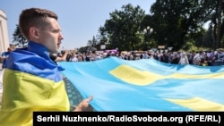 Акція під Верховною Радою: активісти пишуть побажання на кримськотатарському прапорі, який запустять у небо над Кримом. Київ, 15 червня 2021 року