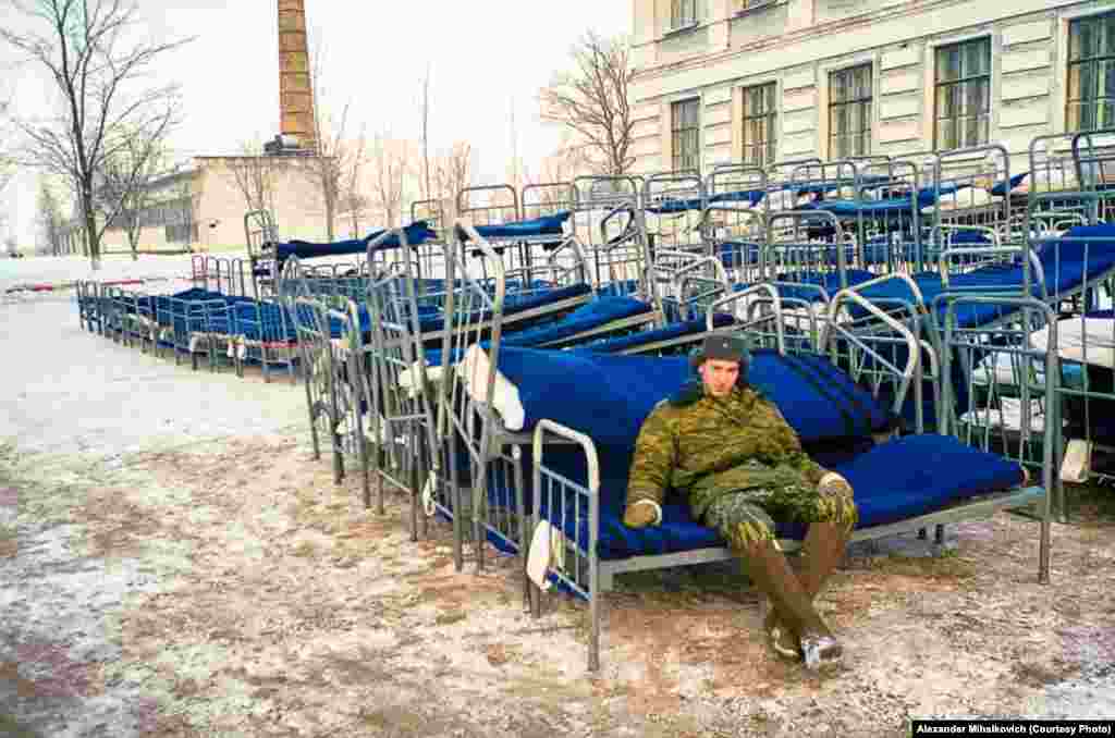 Пожарная тревога. Койки надо выносить с собой. И лучше потом за ними пресматривать.