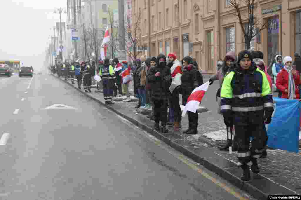 «Жывы ланцуг» прастаяў пад сьнегам паўгадзіны, пасьля ўдзельнікі мірна разышліся