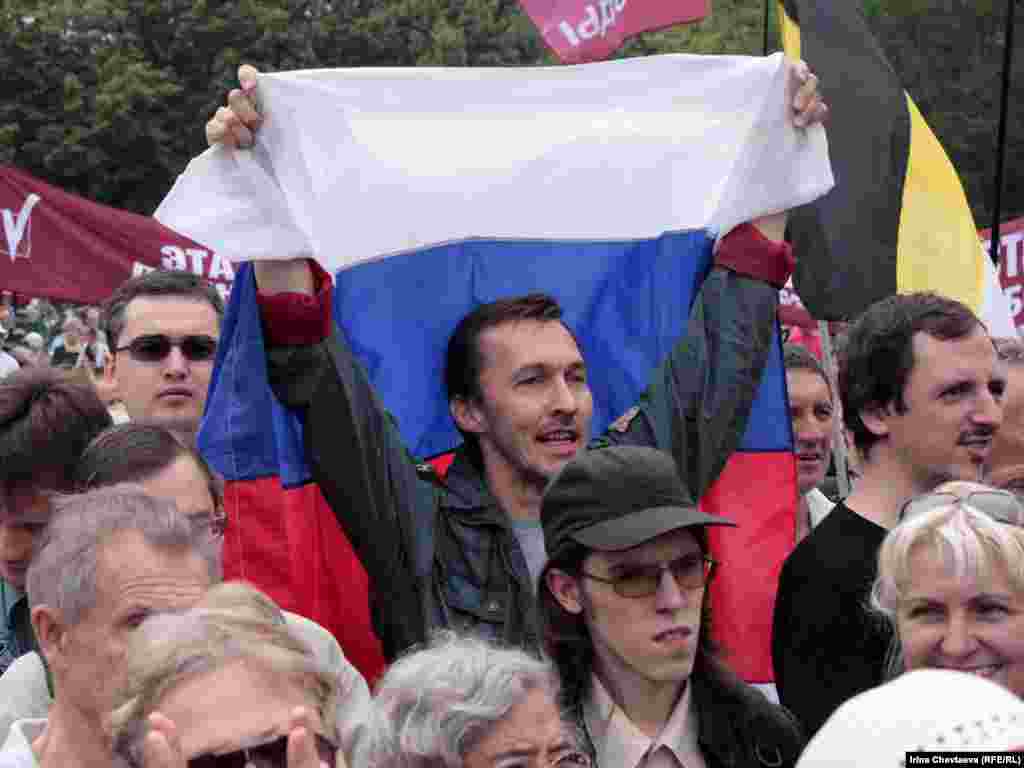 В центре Москвы прошел митинг под лозунгами "России - Да! Путину - Нет!", "Пора менять власть!" и "За честные выборы".