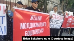 Жеңиш Молдокматовдун тарапташтары Бишкек шаардык сотунун алдында.