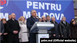 Бийликтеги Демократиялык партиянын лидери Владимир Плахотнюк партиялаштарынын алдында сүйлөп жатат, 25-январь 2019-жыл.