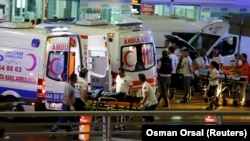 Kola Hitne pomoći odvoze povređene sa aerodroma "Ataturk" u Istanbulu, 28. jun 2016.