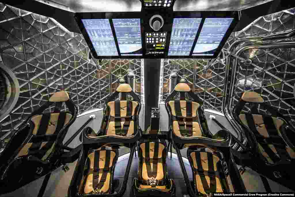Внутрішня частина капсули Crew Dragon, яка може вмістити до семи астронавтів. У 2008 році засновник SpaceX Елон Маск сказав: &laquo;Насправді Dragon назвали на честь [пісні 1960-х] Puff The Magic Dragon, тому що багато хто думав, що я повинен був курити травку, щоб зайнятися цією справою&raquo;. Деякі вважають, що текст пісні натякає на вживання наркотиків &nbsp;