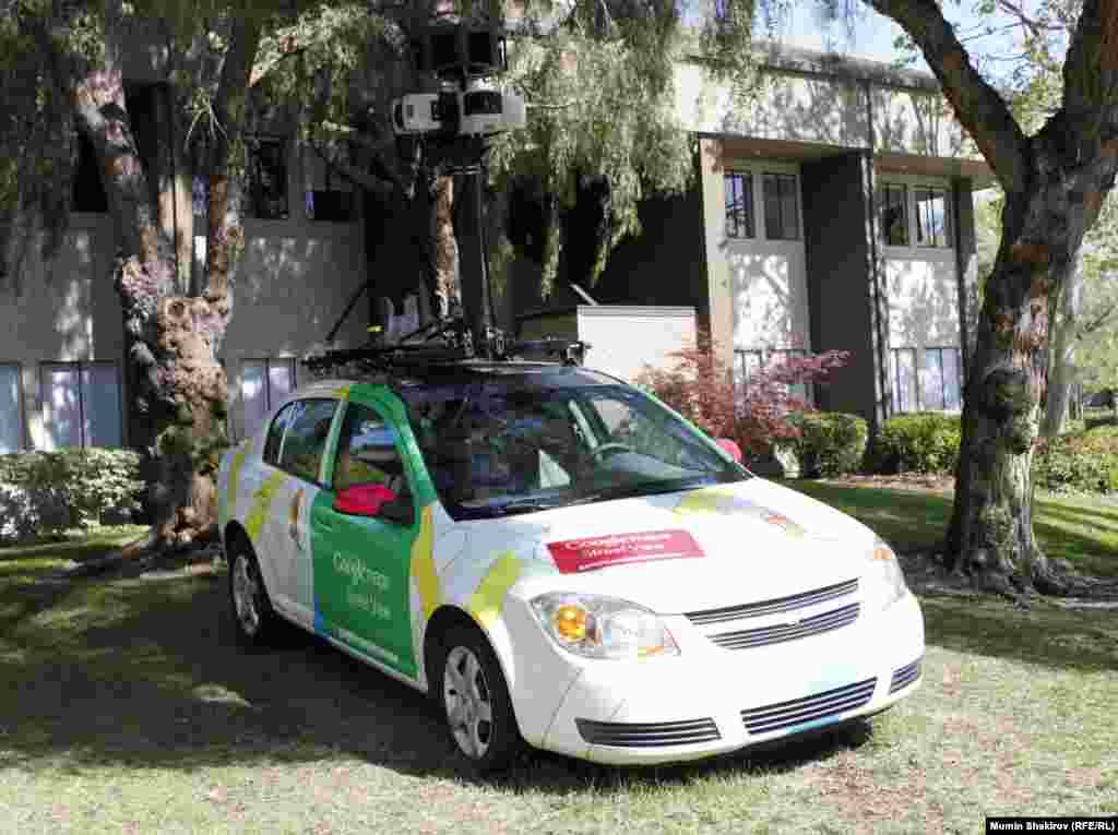 Google Street View деп аталган дүйнө кезип, көчөлөрдү, үйлөрдү, айлана-чөйрөнү тарткан атайын жабдылган машине. 