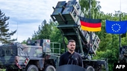 Președintele ucrainean Volodimir Zelenski susține o declarație de presă cu ministrul german al apărării la o zonă din nord-estul Germaniei unde soldații ucraineni au fost instruiți pe sistemele Patriot. 11 iunie 2024, 