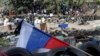 Пророссийские демонстранты на баррикадах в центре города Мариуполь на востоке Украины. 17 апреля 2014 года.