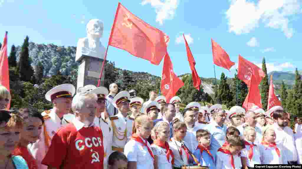Бюст Ленина в Симеизе – первый и пока единственный крупный памятник этому деятелю, возведенный после аннексии Крыма. 5 сентября нынешнего года вместе с открытием произошел торжественный прием поселковой молодежи в «пионеры»