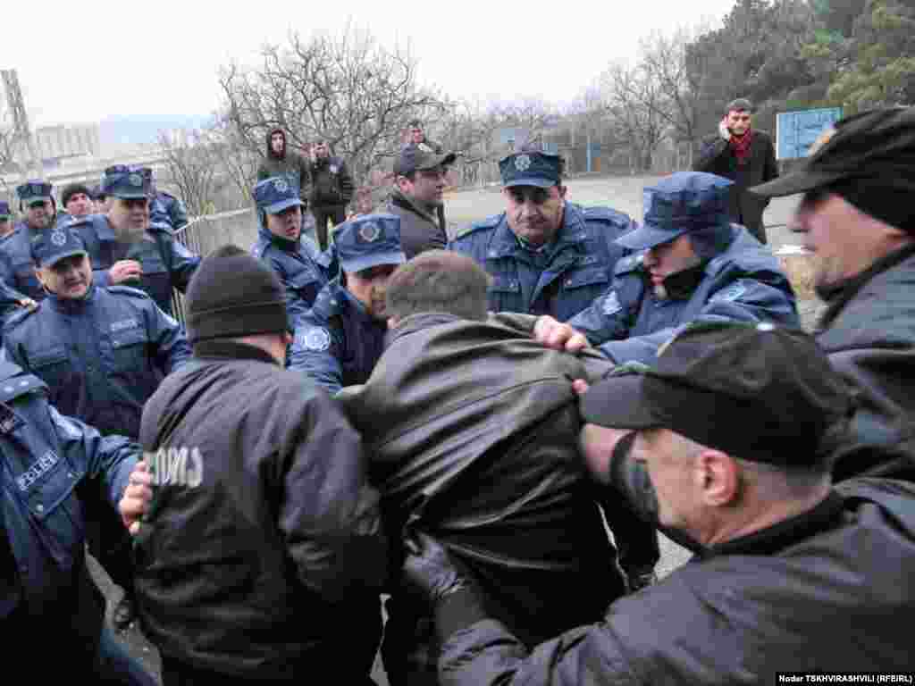 გამოსახლების მოწინააღმდეგე დევნილის დაკავება - თბილისში დევნილთა გამოსახლების პროცესი განახლდა. ყველაზე დაძაბული სიტუაცია შეიქმნა ბაგების სტუდქალაქში, რომელიც პოლიციელთა ალყაში მოექცა. წინააღმდეგობის გაწევის ბრალდებით სამართალდამცავებმა დააკავეს 10-მდე დევნილი, მათ შორის 4 ქალი.